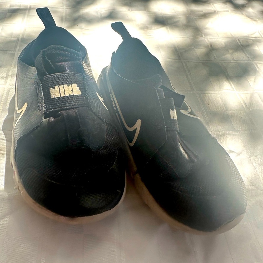 Nike athletic shoes size 10C children ✨last chance- going to donation⭐️